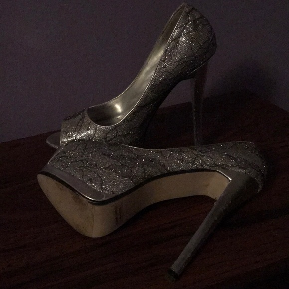 Silver heels - Picture 3 of 3